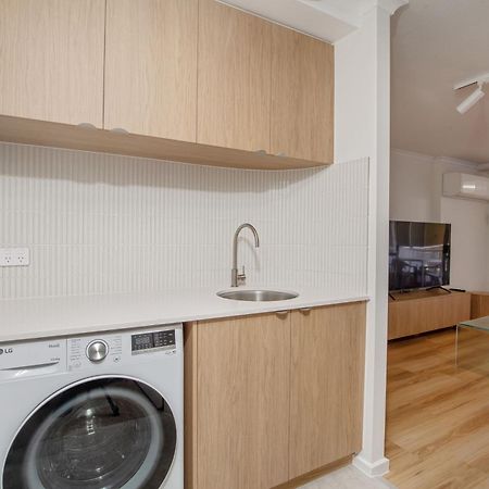 Crystal Beachfront Apartments 골드코스트 외부 사진