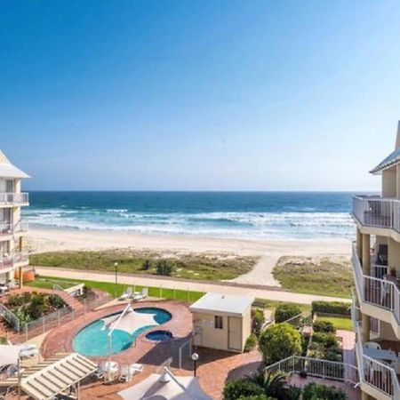 Crystal Beachfront Apartments 골드코스트 외부 사진