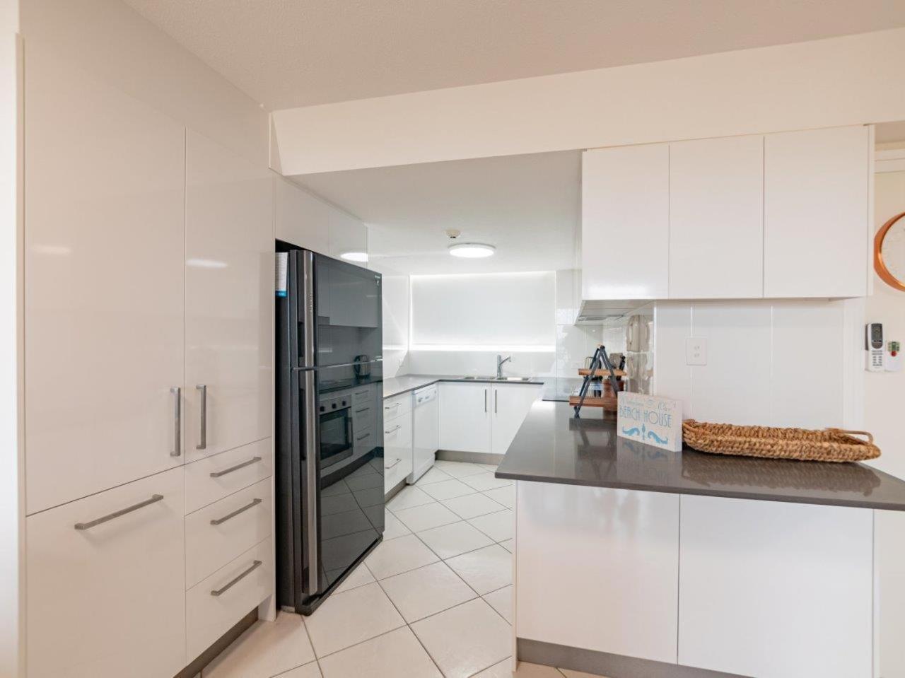 Crystal Beachfront Apartments 골드코스트 외부 사진