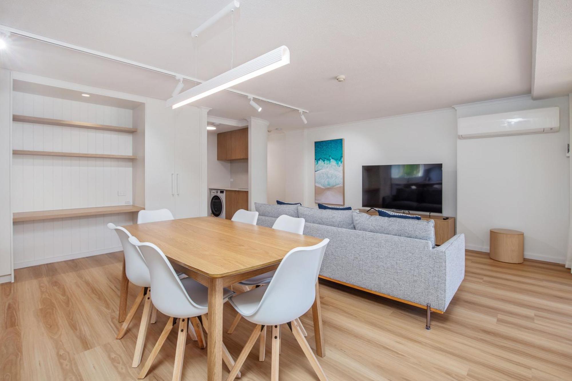 Crystal Beachfront Apartments 골드코스트 외부 사진