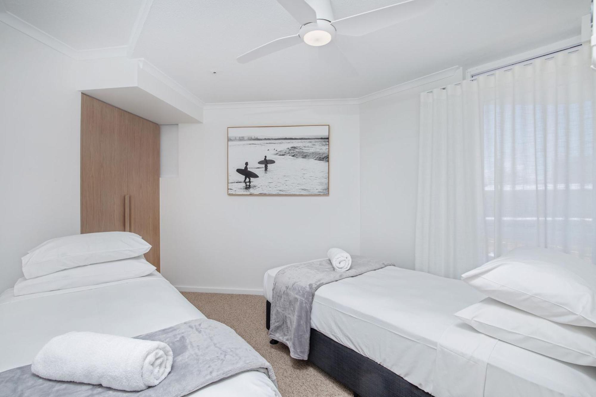 Crystal Beachfront Apartments 골드코스트 외부 사진
