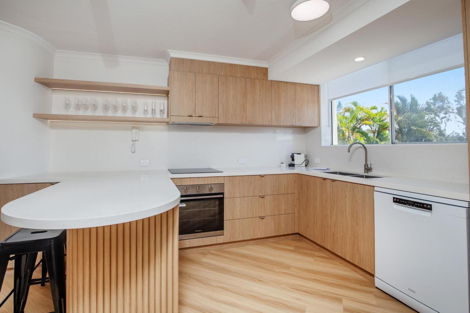 Crystal Beachfront Apartments 골드코스트 외부 사진