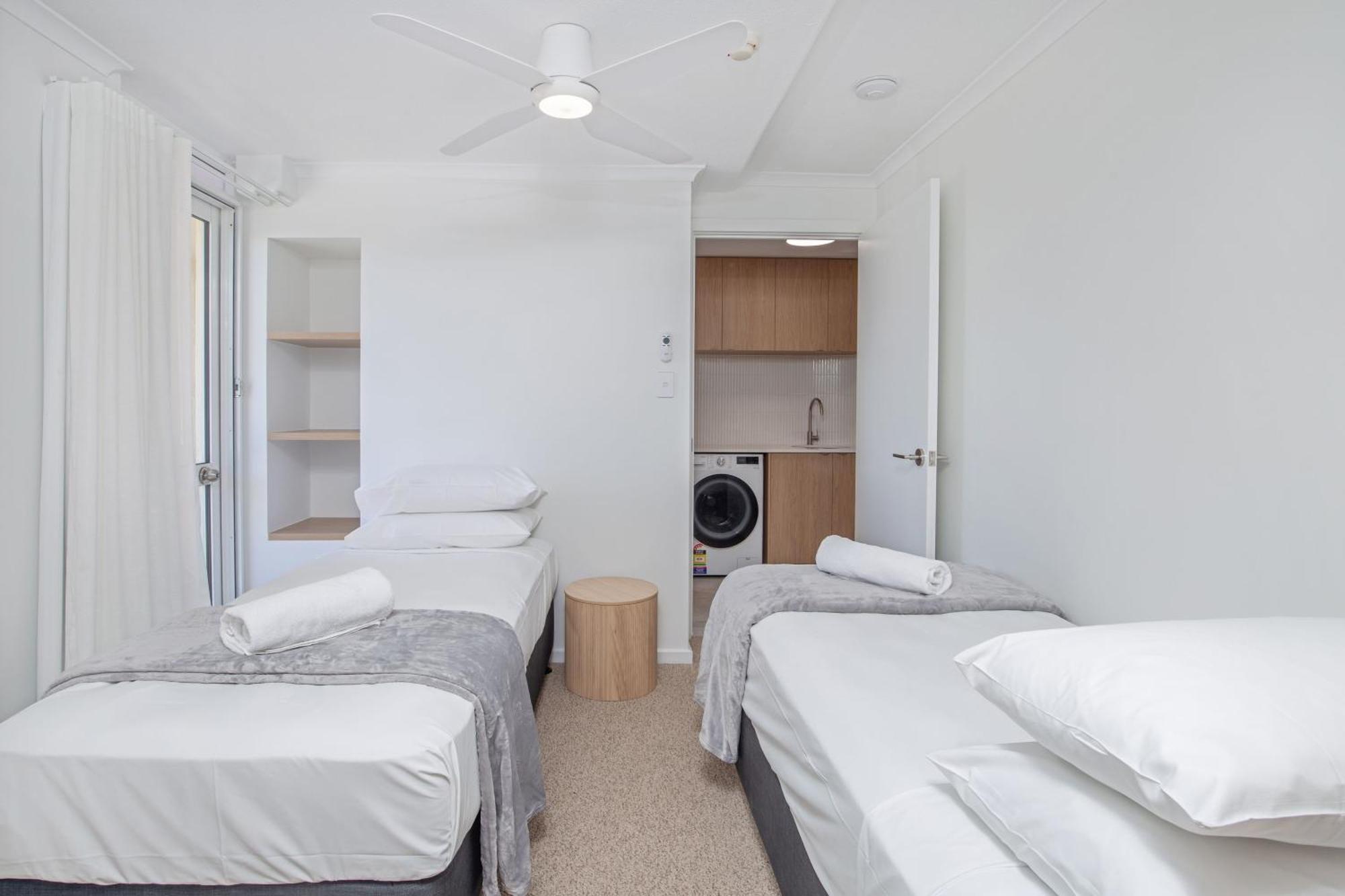 Crystal Beachfront Apartments 골드코스트 외부 사진