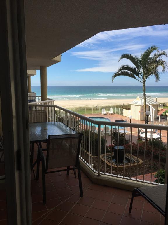 Crystal Beachfront Apartments 골드코스트 외부 사진