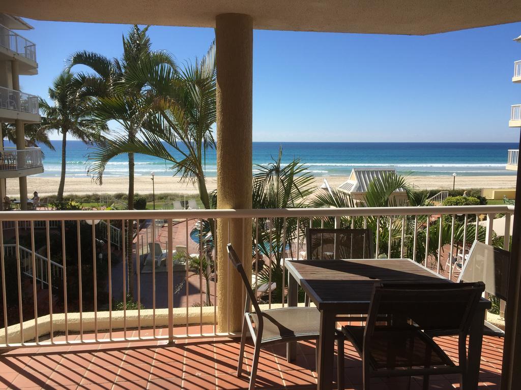 Crystal Beachfront Apartments 골드코스트 외부 사진
