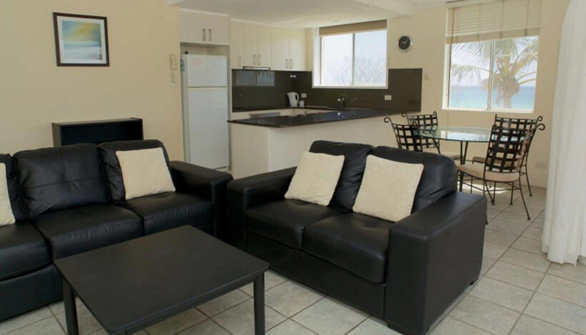 Crystal Beachfront Apartments 골드코스트 외부 사진