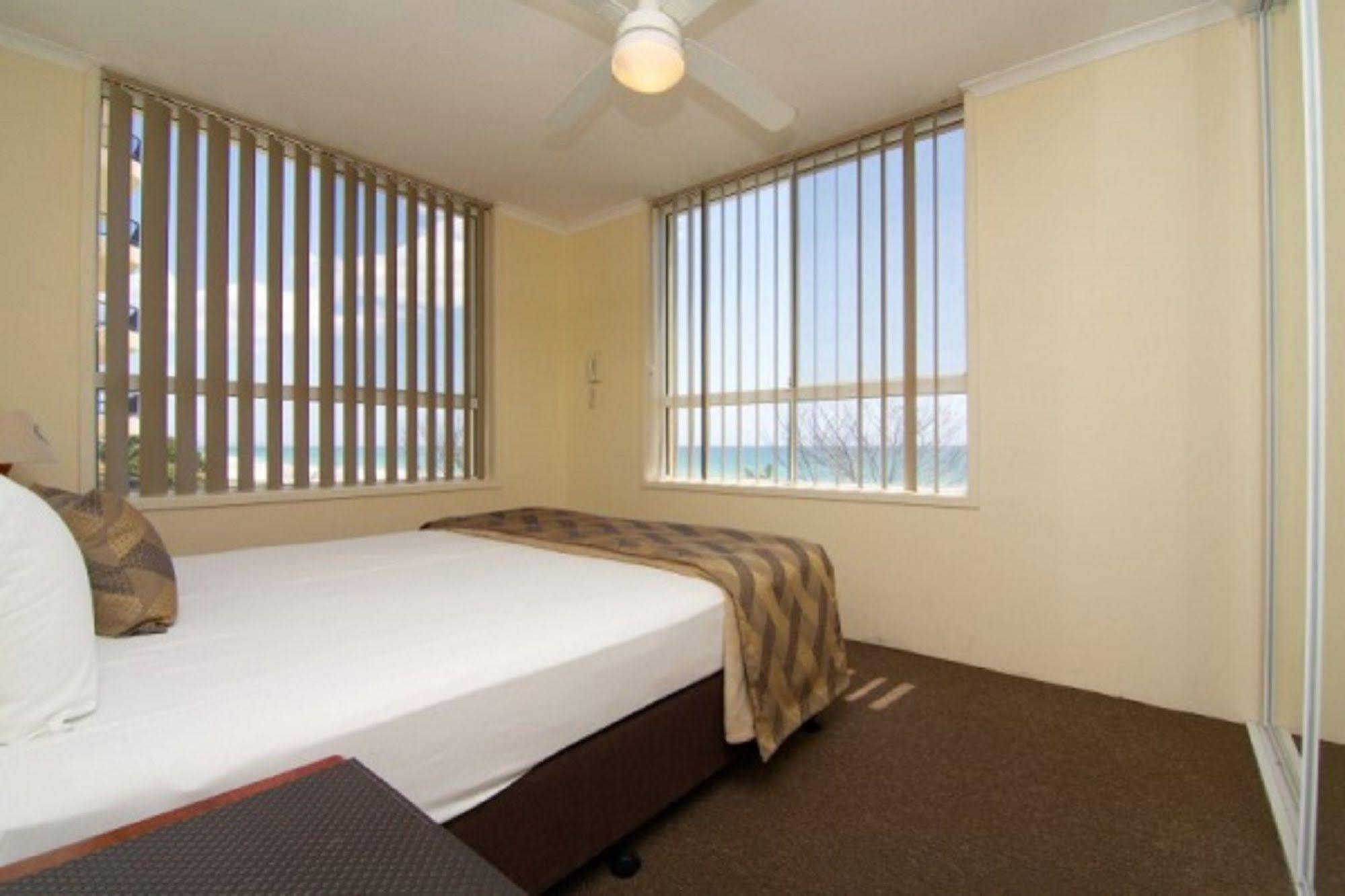 Crystal Beachfront Apartments 골드코스트 외부 사진