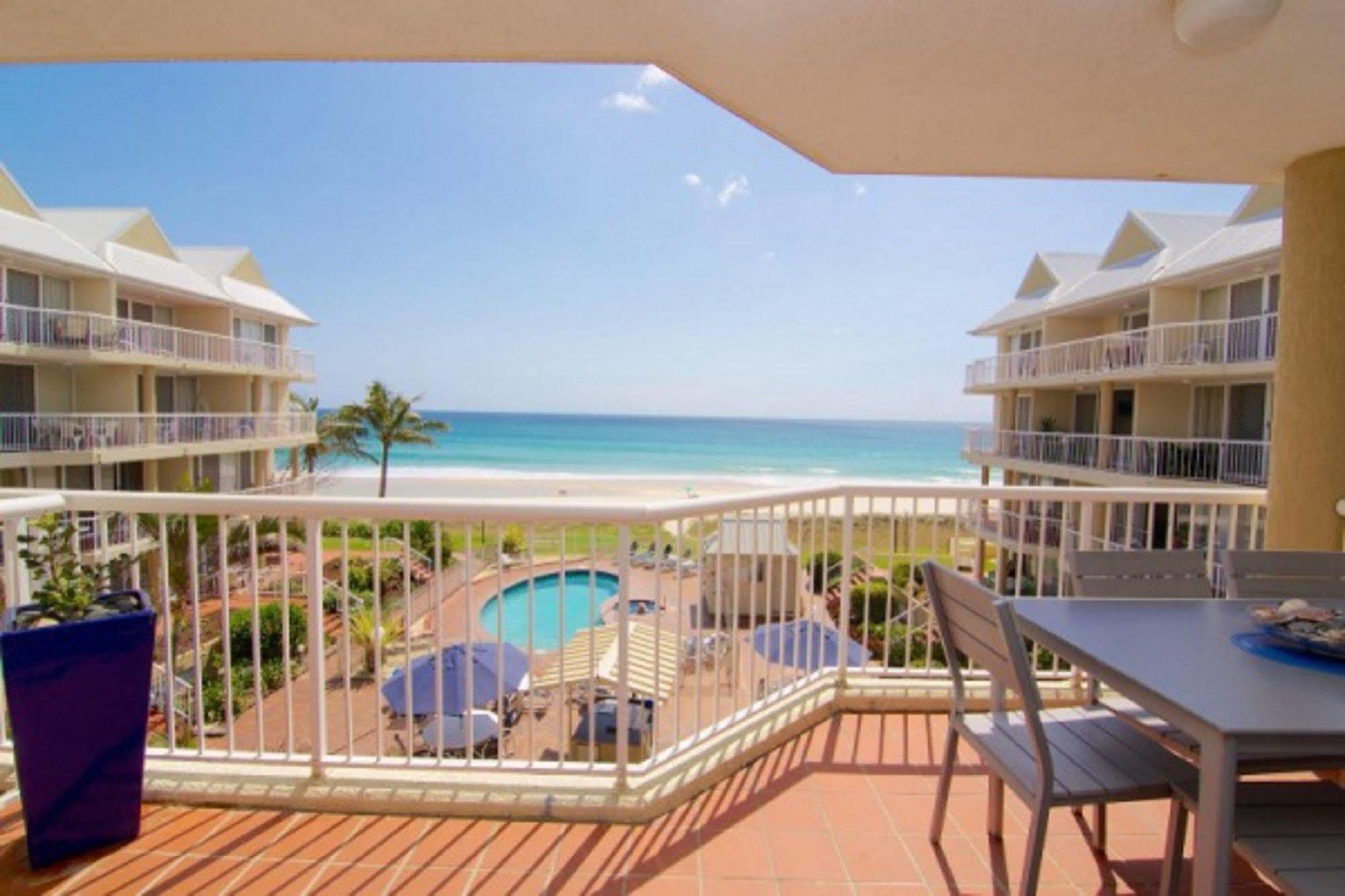 Crystal Beachfront Apartments 골드코스트 외부 사진