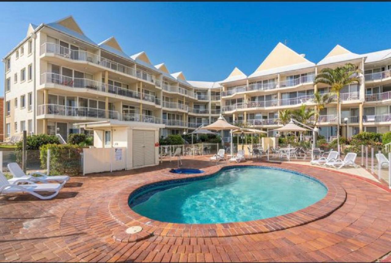 Crystal Beachfront Apartments 골드코스트 외부 사진